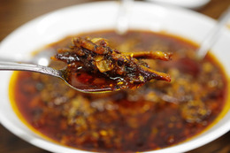 中国料理店・味坊とラーメン凪のコラボ調味料「すごい！にぼし酸辣油」誕生