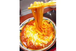 とろ～り濃厚チーズが激うま！丸亀製麺「トマたまカレーうどん」の新作を一足先に試食！