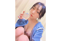 須田亜香里、もこもこルームウェア＋ランジェリーのラフな姿で谷間を露出