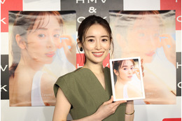 泉里香、6年ぶりカレンダーの見どころは「全部です！」　お気に入りカットも解禁