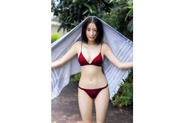 「美少女図鑑アワード2023」3冠の白濱美兎、オトナなビキニに挑戦