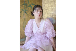 ＝LOVE・佐々木舞香、透明感バツグンの美貌を撮り下ろし！ 大ボリュームの美麗グラビア