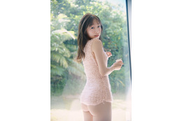 須田亜香里、最新写真集の“オフショ動画”が超セクシー！ あみあみニットを捲り上げて……