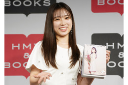 矢吹奈子、新作カレンダーではミニスカ＆肩出しカットが「大人っぽいのでは」！