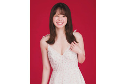 小池里奈、胸元開きワンピで美谷間ちらり！『アサヒ芸能』オフショット公開