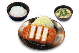 松のや、“サクッ”と“ジューシー”な味わいが特徴の新作「厚切りロースかつ定食」23日より発売