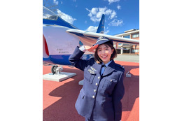 寺本莉緒、ブルーインパルスの前でとびきり笑顔！ 可愛すぎる“自衛官さん”に…