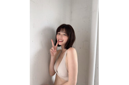 冴木柚葉、ベージュビキニで美肌見せ！『FLASH』オフショット公開