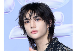 Stray Kids・ヒョンジン、“色気ダダ漏れ”のメガネ姿でファン魅了「2次元ビジュアル」【PHOTO】