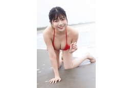 STU48・工藤理子、赤ビキニで四つん這いに！波打ち際でセクシーボディを公開