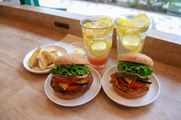 【実食】ジューシーな肉と夏野菜！フレッシュネスの“夏バーガー”は「味変」もおすすめ