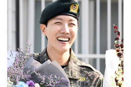 BTS・J-HOPEの美談が話題　兵役時代の「戦友」と笑顔で再会、除隊後1年ぶりに“古巣の部隊”訪問