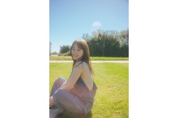 川栄李奈、オーバーオールから美肌＆水着チラ見せ！