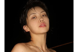 「これダンス？“性行為”じゃん」発言で炎上　ダンサーAIKI、衝撃的なスイムウェア姿を披露【PHOTO】