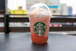 “完熟桃”の甘さが広がる！本日発売のスタバ新作「ヘブンリー ピーチ フラペチーノ」を実食レポ！