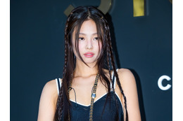 見えちゃいそう…BLACKPINK・ジェニー、スリップドレスで大胆ポーズ「歴代級」「すごすぎる」【PHOTO】