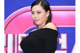 「これダンス？性行為じゃん」発言ダンサーと共演も…GABEE、グラマー体型に目が行くスイムウェア姿【PHOTO】