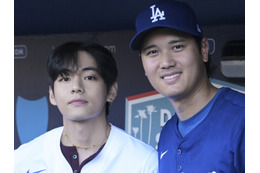 大谷翔平とBTS・V、日韓スーパースターが豪華共演！笑顔で握手＆ハグに全世界熱狂「伝説的な瞬間」【PHOTO】