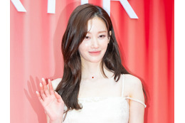 大谷翔平も目撃した“レギンス始球式”を披露した韓国女優、背中露わなレースドレスで艶やかに【PHOTO】