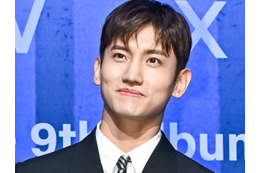 「何頭身なの？」東方神起・チャンミン、海辺で輝く抜群のスタイルに視線釘付け！【PHOTO】