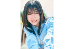 日向坂46・鶴崎仁香、爽やかシャツ姿の撮り下ろしカットが公開！
