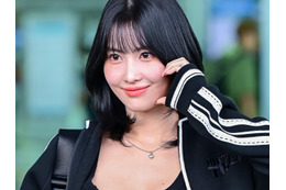 ほとんど丸見せ状態…TWICE・モモ、胸元ぱっくり衣装で放つ貫禄美貌に「私の神様」の声【PHOTO】
