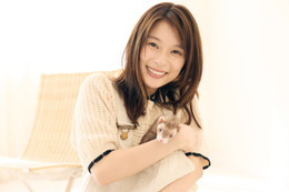 芳根京子、初のカレンダー発売決定！ペットのフェレットと共演も