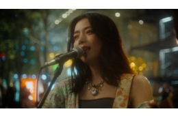 池田エライザ、名曲『手紙 ～拝啓 十五の君へ～』をカバー！新CMで女性シンガー役を熱演