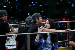 ドジャース、優勝パレードの動画を公開！大谷翔平＆真美子夫人の姿も