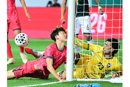 「これぞ“マナーの手”」日本と戦うボリビア代表GK、韓国戦で相手の“ポスト顔面衝突”防ぎ絶賛の声