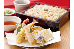 家族亭、サクサクの“本ズワイガニ”天ぷらが楽しめる「年越しそば」を本日より販売開始