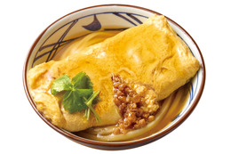 だし巻き玉子をまるまる1本乗せた一杯！丸亀製麺、新作「だし玉肉づつみうどん」14日より販売