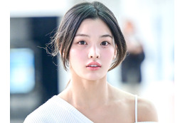 ILLITの日本人メンバー・イロハ、透き通るような“白肌”にクギ付け！愛らしさ全開の上目遣いにキュン【PHOTO】