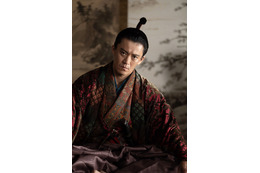 大河ドラマ『豊臣兄弟！』織田信長役・小栗旬「仲野太賀の演技に心を動かされました」