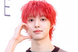 &TEAM・EJ（ウィジュ）、赤髪に“大胆イメチェン”で雰囲気激変！モデル級スタイルにも視線集中