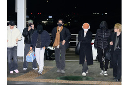 BTSが7人揃って笑顔で海外へ！空港ファッションを激写【写真多数】
