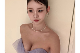 キワドすぎる… “最もグラマラスな韓国芸人”、胸元全開のふわふわドレス姿でサービスSHOT