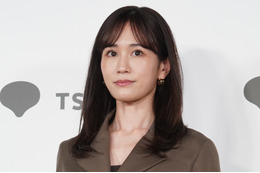 前田敦子、最新写真集でヒップや背中を大胆披露…露出には抵抗なくむしろ「楽しくて」！？