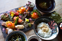 鎌倉の懐石料理店、旬の鮮魚や野菜が入った「彩り手巻き寿司」を復活販売！