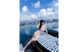 くりえみ、パステルパープルのビキニ姿！インフィニティプールで美ボディ披露