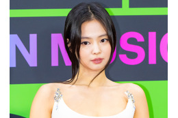 隠す気ゼロ…BLACKPINK・ジェニー、ほぼ丸見えの“あみあみ”衣装に衝撃「完璧ボディだ」