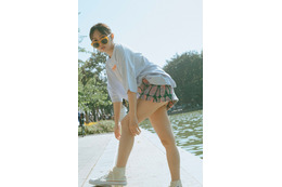 木﨑ゆりあ、美脚際立つ写真集未収録カット公開！ブラマヨ・小杉竜一が執筆した帯コメントも