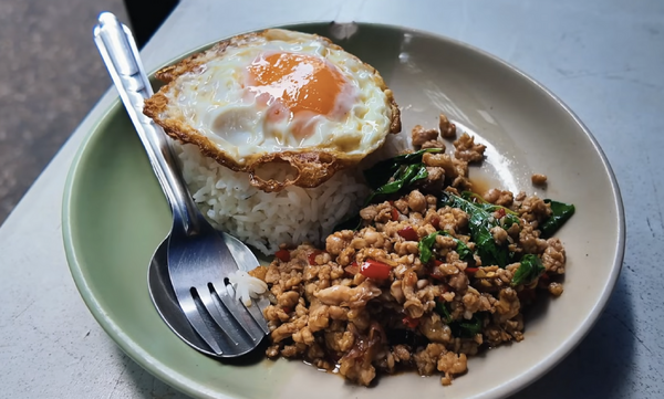 路地裏で美味しいガパオライスを楽しむ
