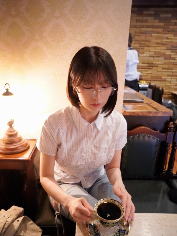 NMB48の安部若菜、知的なメガネ姿でレトロ喫茶探訪