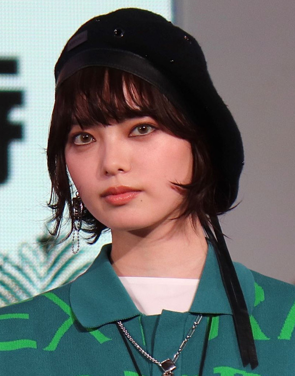 平手友梨奈、初アルバム受け取る動画公開！自然な笑顔にファン歓喜 | RBB TODAY