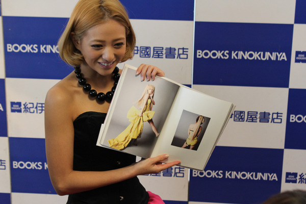 AAA伊藤千晃が写真集「chercher」！すっぴんからランジェリー
