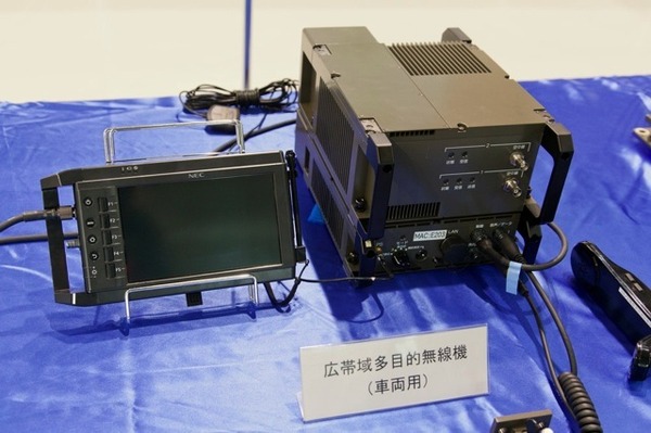 自衛隊が「ソフトウェア無線機」を公開---NECが開発し、3.11でも活躍 11枚目の …