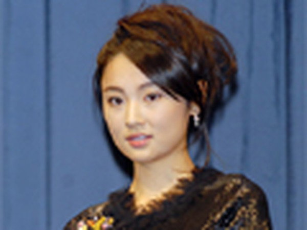 【第20回東京国際映画祭】美少女・林丹丹がチャイナドレスで花束贈呈 | RBB TODAY