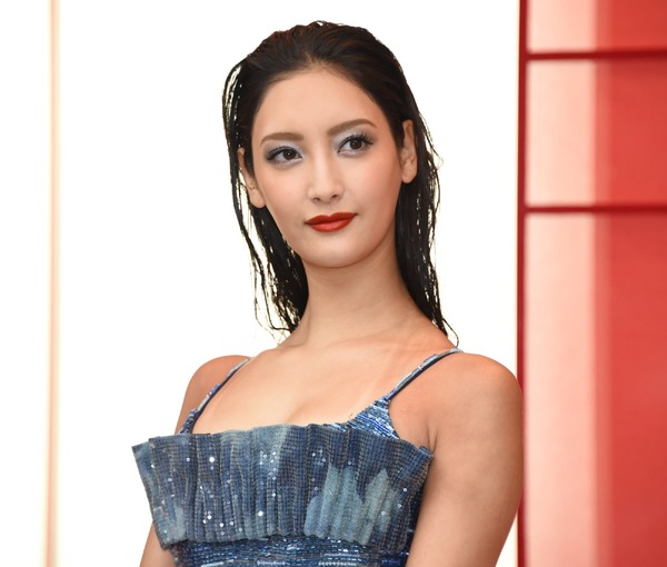 菜々緒、ヒップに続いて日焼け跡くっきりの胸元を大胆露出！ 8枚目の写真・画像 RBB TODAY