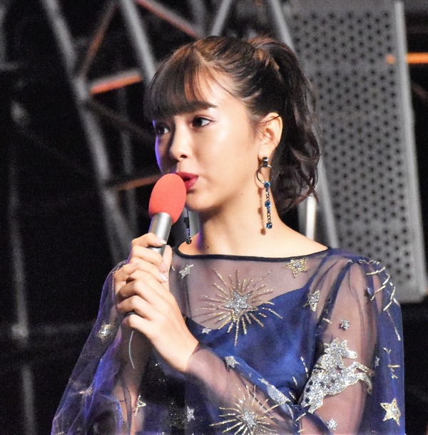 藤田ニコル、前髪パッツンの新ヘアスタイルに絶賛の声 RBB TODAY